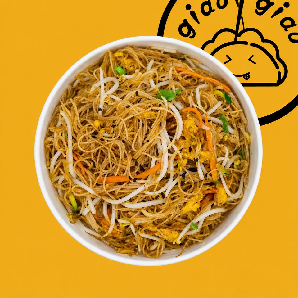 Spaghetti di Riso con Verdure — piatto cinese di GiaoGiao a Firenze