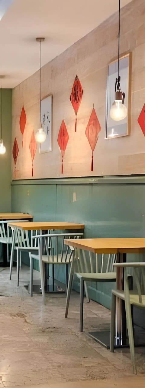 La sala di GiaoGiao Duomo, ristorante cinese in centro a Firenze, con le lanterne rosse alle pareti