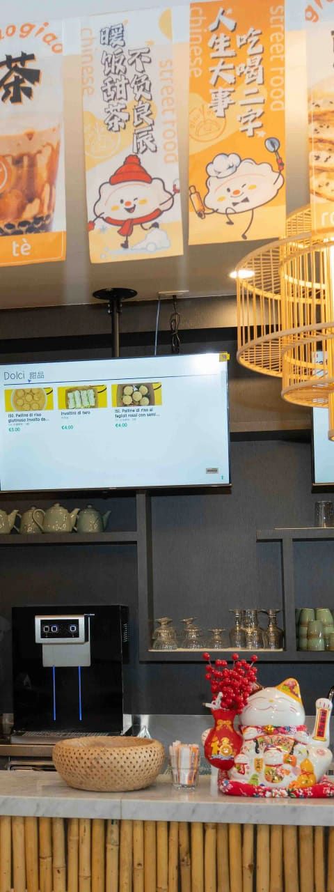 Il bancone di GiaoGiao Empoli, ristorante cinese a Empoli, con le lanterne di bambù