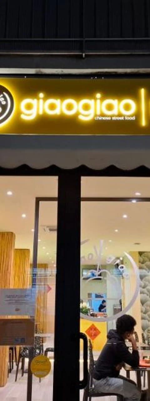 L'insegna illuminata di GiaoGiao Novoli, ristorante cinese a Firenze, di sera